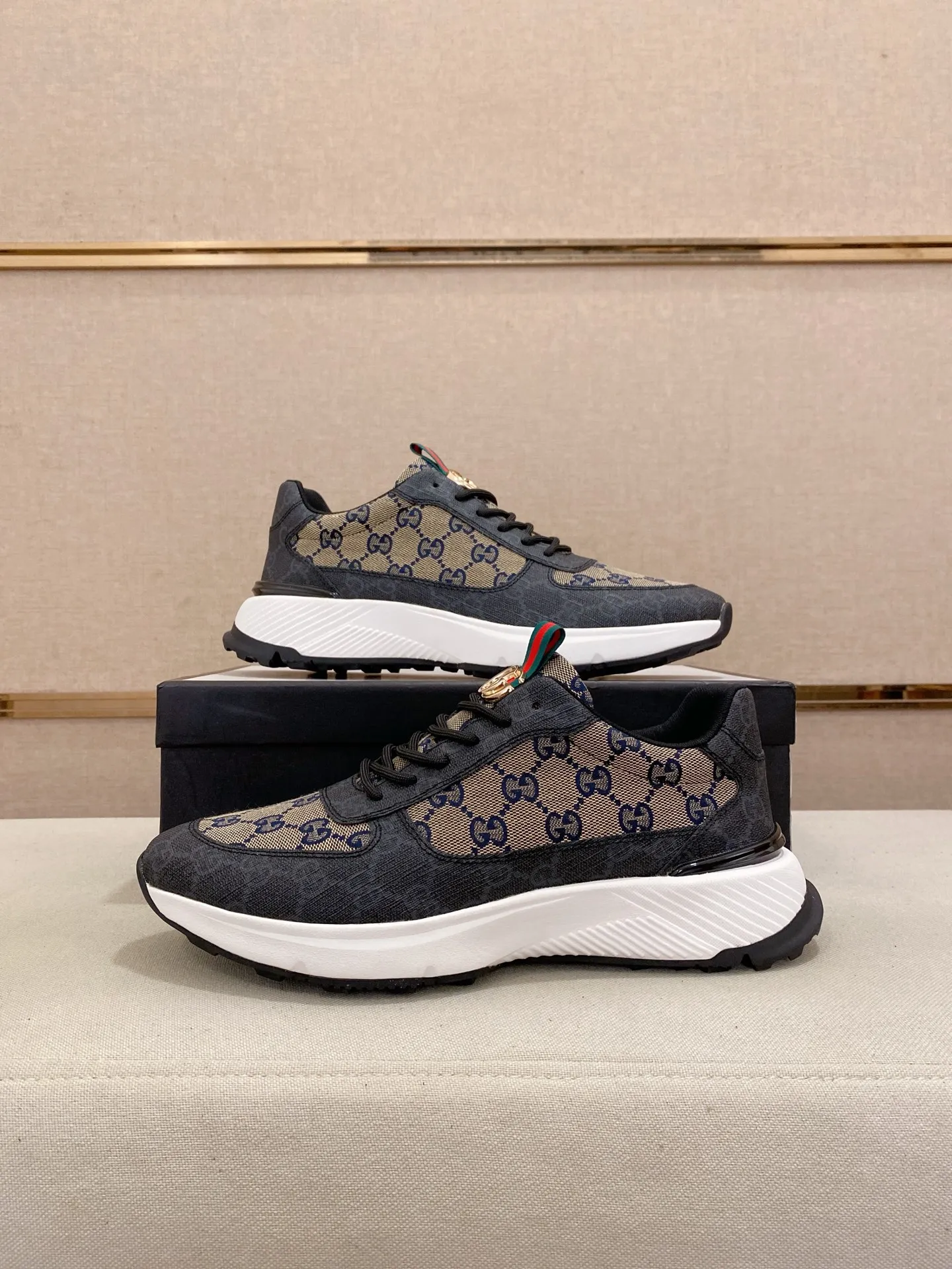 Men's shoes 💰 462💰The new GUCCI (Gucci) counters are launched simultaneously. The new men's shoes, 😘fabrics are selected from imported cowhide, and the lining is sheepskin lining. 👍🏿 High-end ☄️ air-cushion molded anti-slip rubber outsole, exquisite lines, simple and elegant, comfortable and high-end for leisure travel. Code number: 38 to 44 (45 can be customized and cannot be returned or exchanged)